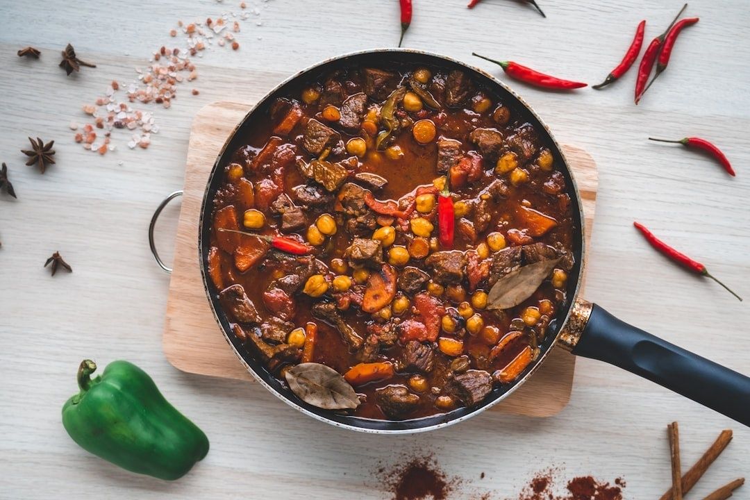 Gryta med mustig kött- och kikärtsgryta, chili och grönsaker